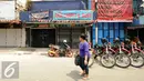 Jalan di Kampung Pulo terlihat sepi usai bentrok antara warga dengan Satpol PP, Jakarta, Jumat (21/8/2015). Sebelumnya, warga bersikeras menolak penggusuran rumah mereka oleh petugas Satpol PP. (Liputan6.com/Gempur Surya)