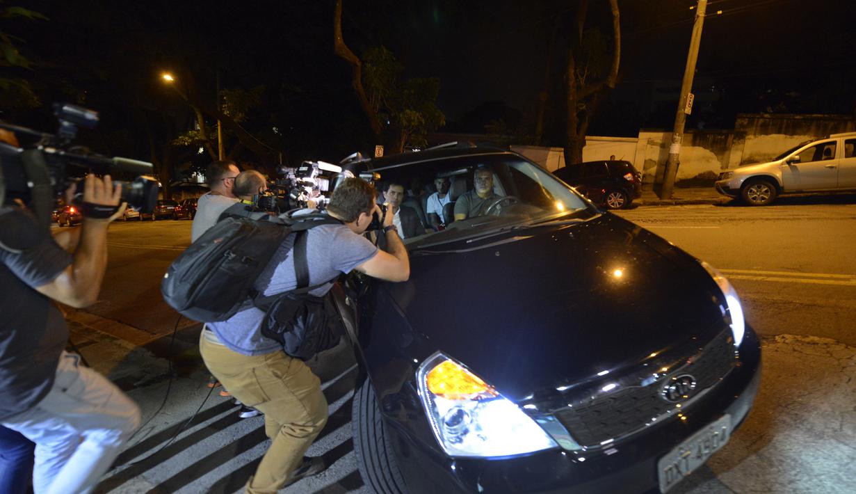 Suasana kedatangan Neymar di Mater Dei Hospital, Belo Horizonte, Brasil, (2/3/2018). Kedatangan Neymar untuk menjalani operasi akibat cedera saat melawan Marseille. (AP/Eugenio Savio)