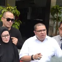 Lyra Virna datang di Polda Metro Jaya pada Kamis (25/1/2018). Kedatangannya guna memenuhi panggilan polisi untuk proses konfrontasi terkait dugaan kasus pencemaran biro travel, ADA Tour milik Lasty Annisa. (Nurwahyunan/Bintang.com)