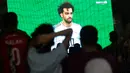 Suporter timnas Mesir menyaksikan tim kesayangannya melawan Rusia pada putaran kedua pertandingan grup A Piala Dunia di Kairo, Selasa (19/6). Meski sudah diperkuat Mohamed Salah, Mesir tetap tak dapat menghindari kekalahan atas Rusia 1-3. (AP/Amr Nabil)