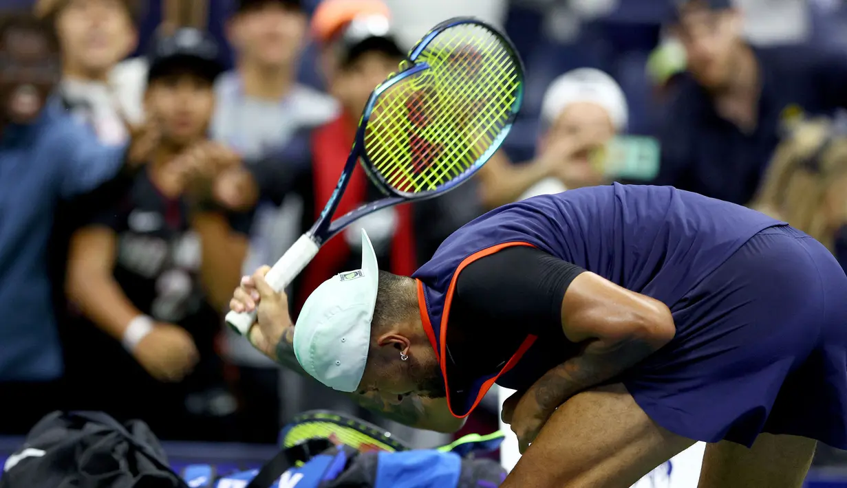 Di akhir laga, ia membanting raketnya ke lantai lapangan hingga patah. (AFP/Getty Images/Elsa)