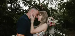Taylor Swift tunangan dengan Travis Kelce. (dok Instagram @taylorswift/https://www.instagram.com/p/DN02niAXMM-/?img_index=1/Naura Rizkiawan)