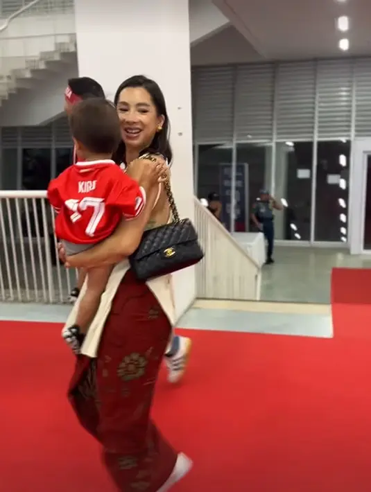 Tak seperti penonton lain yang pakai Jersey, Jennifer Bachdim tampil beda dengan gaya yang menawan [@jenniferbachdim]