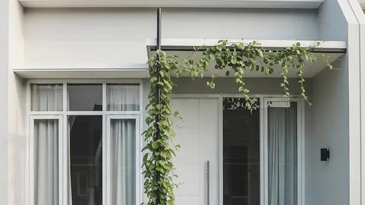 9 Desain Teras Belakang dengan Tiang Tanaman Menjuntai, Cantik & Instagramable 2025