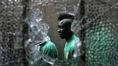 Pemain Mali sedang bersiap bermain melawan Guinea dalam turnamen sepak bola untuk kaum migran dan orang asing bertajuk "Balon Mundial" yang dihelat 6 Juni-5 Juli 2015 di Turin, Italia. (AFP PHOTO/MARCO BERTORELLO)