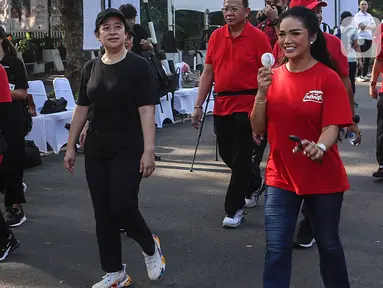 Ketua DPR RI Puan Maharani bersama sejumlah Anggota Fraksi PDI Perjuangan berolahraga di Kawasan Gelora Bung Karno (GBK), Jakarta, Minggu (18/6/2023). (Liputan6.com/Johan Tallo)
