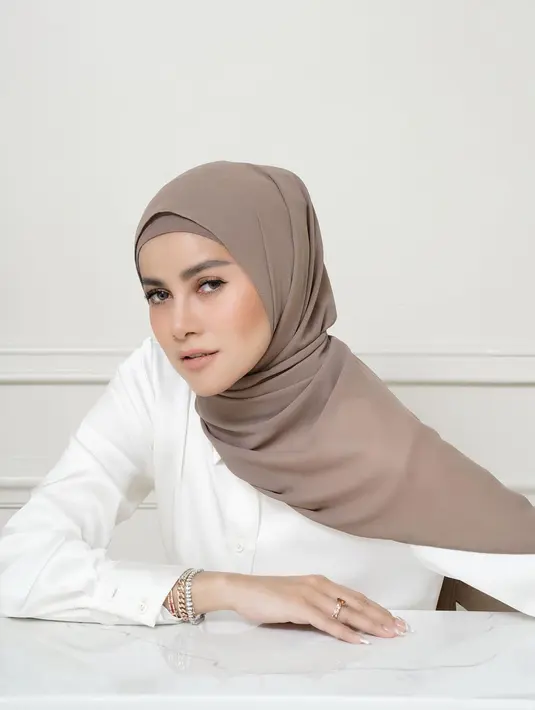 Lebih lanjut, Olla justru balik bertanya kepada awak media. Perihal tentang perasaan setiap orang jika sahabatnya sendiri membicarakan hal yang tidak benar di belakang sahabatnya. (Instagram/ollaramlanaufar)