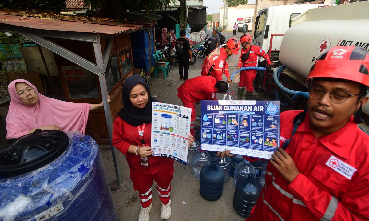 PMI Distribusikan Air Bersih bagi Korban Kekeringan di Depok