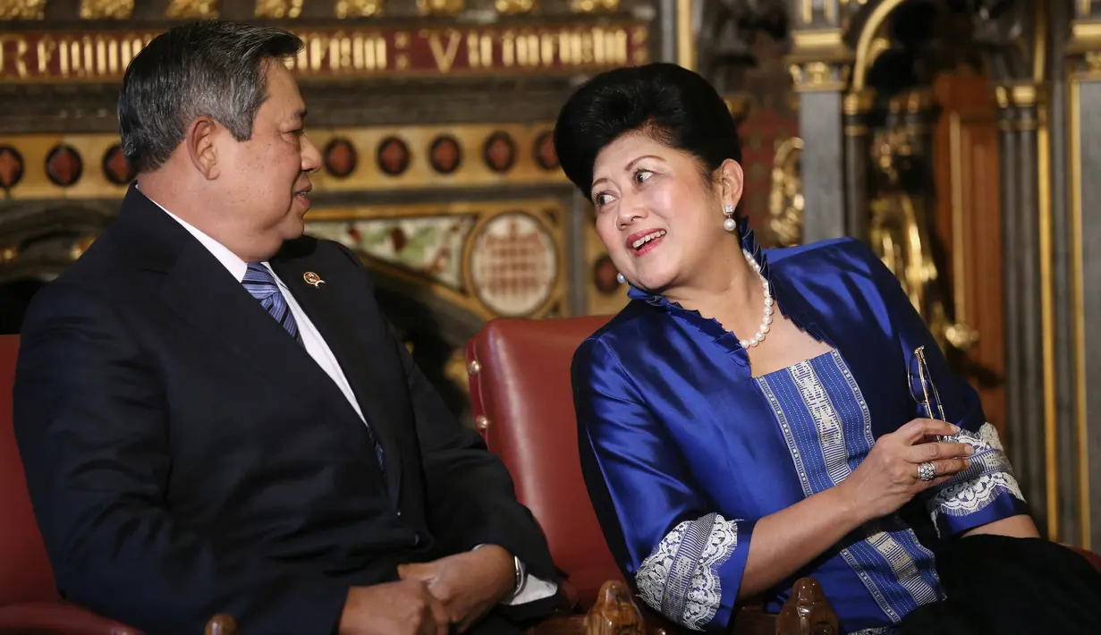 Presiden ke-6 RI Susilo Bambang Yudhoyono (SBY) duduk bersama istri, Ani Yudhoyono usai menyampaikan pidato  dalam kunjungan kenegaraan di Istana Westminster, London, Inggris, 1 November 2012. (AFP PHOTO/POOL/Oli Scarff)