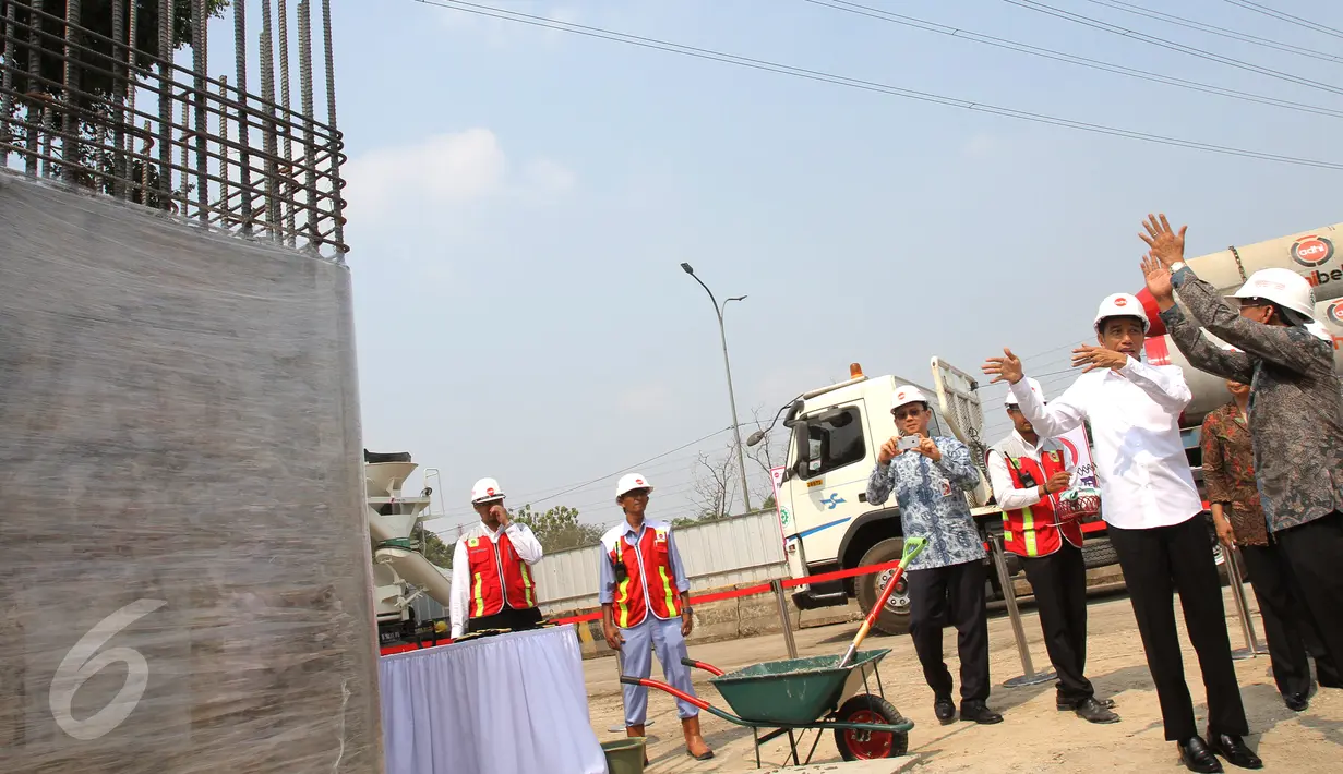 Presiden Jokowi mendengarkan penjelasan proyek pembangunan Light Rail Transit (LRT) dari Dirut Adhi Karya Kiswodarmawan pada Groundbreaking LRT Indonesia, Jakarta, Rabu (9/9). (Liputan6.com/Faizal Fanani)