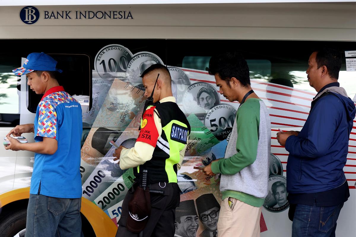 FOTO: Antrean Warga Tukar Uang Baru di Kas Keliling Bank Indonesia