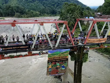 Tim Ekspedisi Hutan Merdeka membentangkan spanduk raksasa di Jembatan Trikora Batang Toru Sumatera Utara, Rabu, 19 Agustus 2026. (Istimewa)