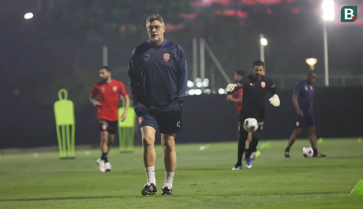 Pelatih Timnas Bahrain, Dragan Talajic mempimpin sesi latihan perdana di Jakarta pada Sabtu (22/03/2025) WIB malam.