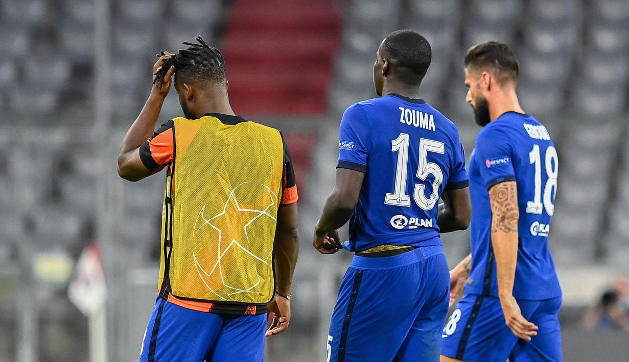 Pemain Chelsea, Kurt Zouma dan Olivier Giroud tampak lesu usai ditaklukkan Bayern Munchen pada laga Liga Champions di Allianz Arena, Sabtu (8/8/2020). Bayern Munchen menang 4-1 atas Chelsea. (AFP/Tobias Schwarz)