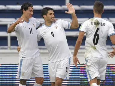 Pemain Uruguay merayakan gol yang dicetak Luis Suarez ke gawang Kolombia pada laga kualifikasi Piala Dunia 2022 zona CONMEBOL di Estadio Metropolitano Roberto Melendez, Sabut (14/11/2020) dini hari WIB. Uruguay menang 3-0 atas Kolombia. (AFP/Raul Arboleda)