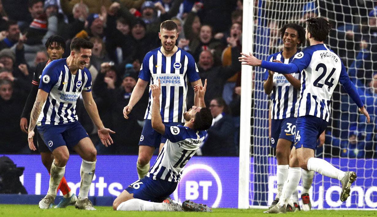 Para pemain Brighton and Hove Albion merayakan gol yang dicetak oleh Alireza Jahanbakhsh ke gawang Chelsea pada laga Premier League di Stadion AMEX, Rabu (1/1/2020). Kedua tim bermain imbang 1-1. (AP/(Gareth Fuller)