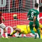 Pemain Fiorentina Gaetano Castrovilli (kanan) mencetak gol ke gawang AC Milan dalam Serie A di Stadion San Siro, Milan, Italia, Minggu ( 29/9/2019). AC Milan kalah 1-3 saat menjamu Fiorentina. (AP Photo/Antonio Calanni)