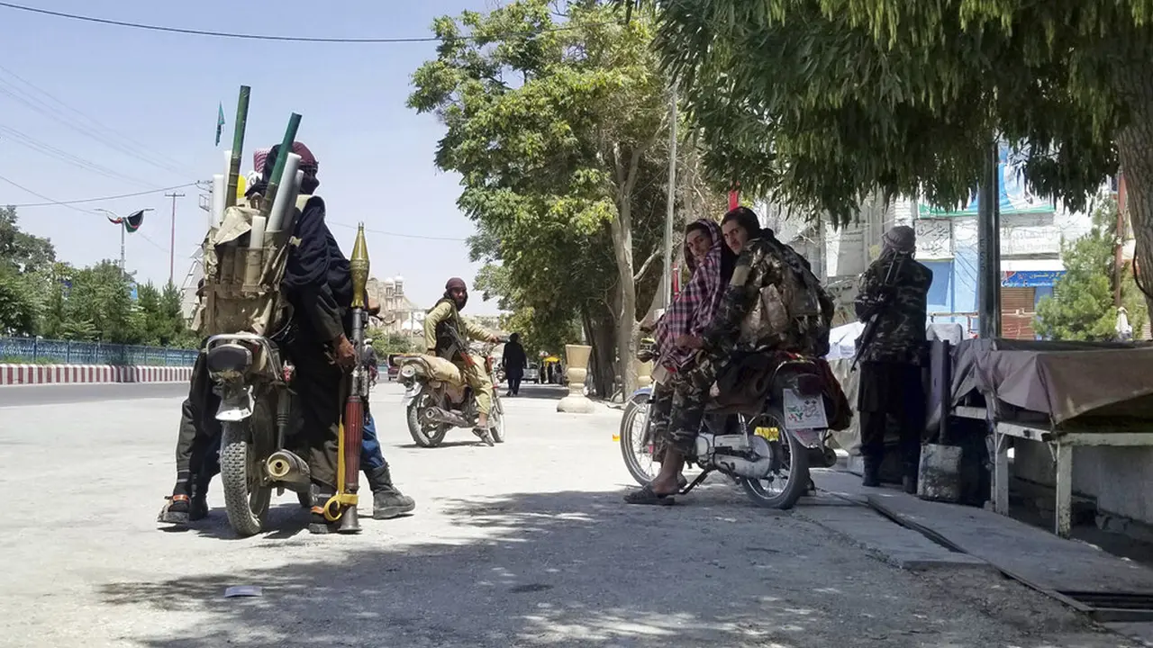 FOTO: Rebut Kota Ghazni, Taliban Makin Dekati Ibu Kota Afghanistan