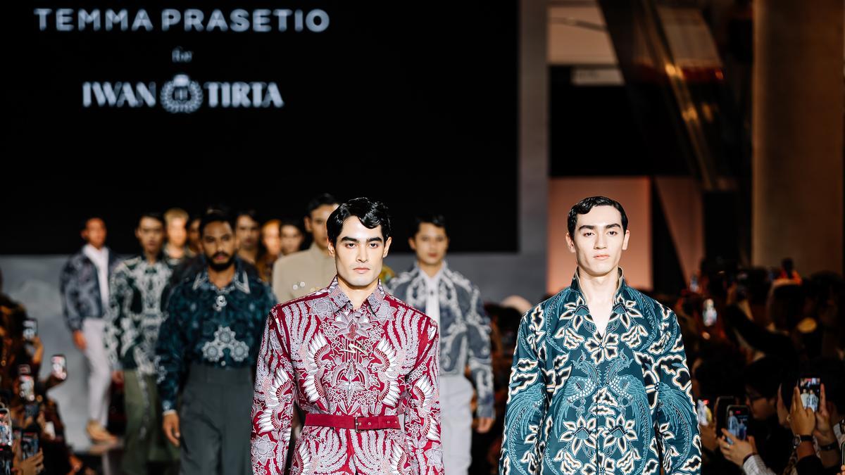 Temma Prasetio Unjuk Gigi di Mercedes-Benz Fashion Week Kuala Lumpur Hadirkan Batik Iwan Tirta dalam Balutan Gaya Modern