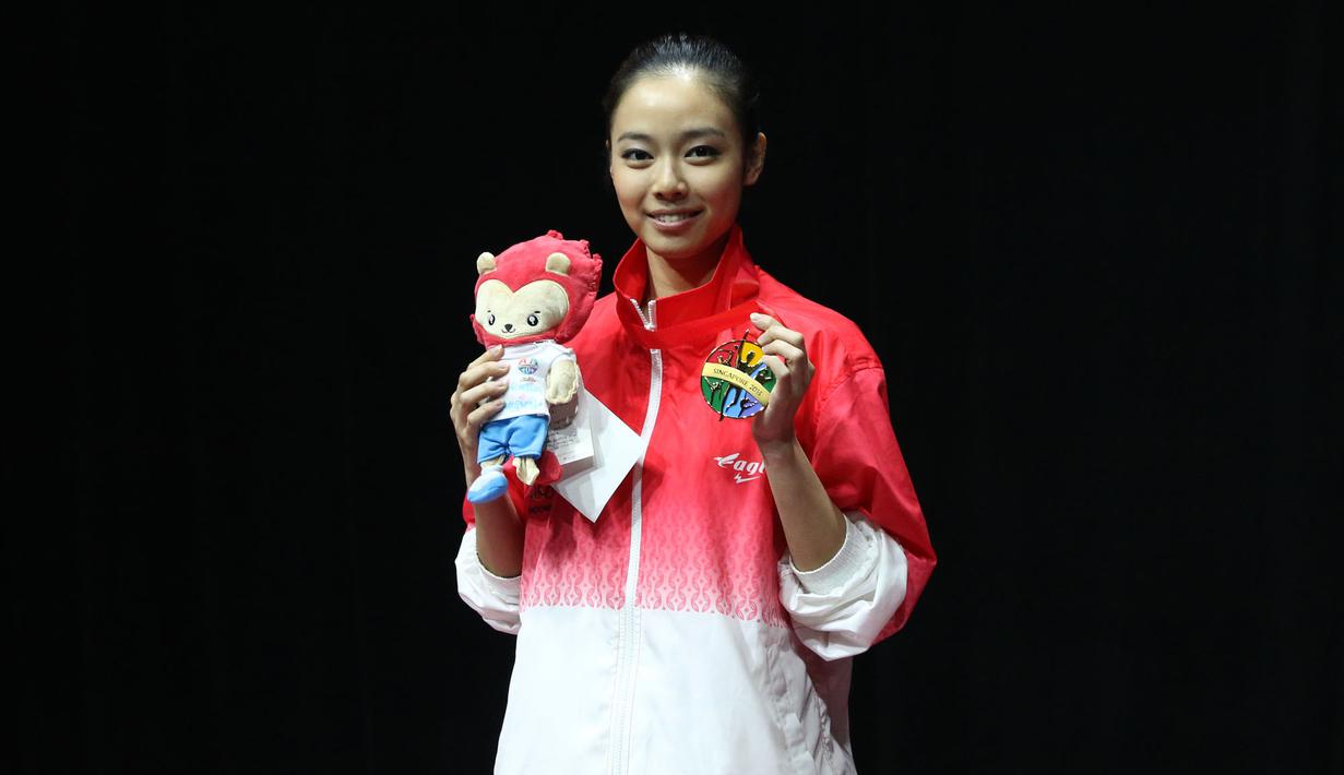 Atlet wushu Indonesia, Lindswell Kwok, meraih medali emas wushu di nomor taijijian SEA Games 2015 yang berlangsung di Singapore Expo, Singapura. Senin (8/6). (Bola.com/Arief Bagus)