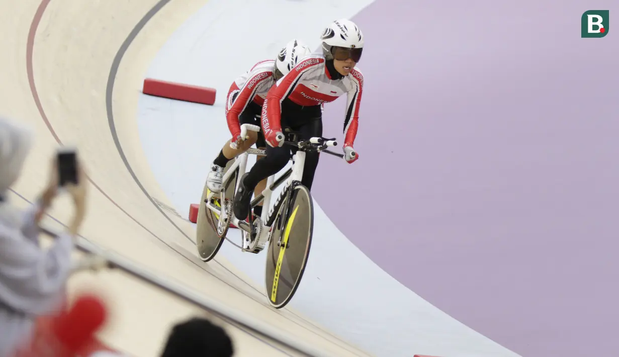 Pebalap sepeda Indonesia, Sri Sugiyanti dan Ni'mal Maghfiroh, saat beraksi pada Asian Para Games di Velodrome, Jakarta, Kamis (11/10/2018). Pasangan Indonesia ini meraih medali perak di nomor trek Individual Pursuit B putri. (Bola.com/M Iqbal Ichsan)