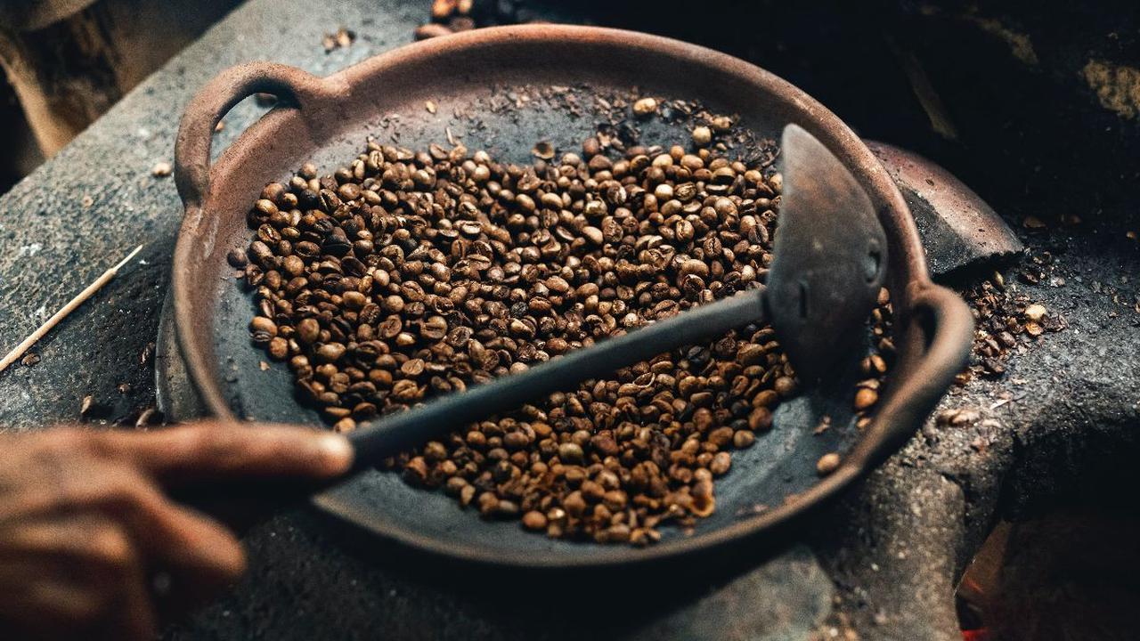 3. Proses Pemanggangan Biji Kopi: Medium Roast vs. Dark Roast