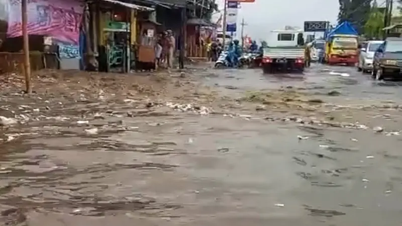 Drainase Tersumbat Picu Banjir di Pujon Malang Sampai Setinggi 1 Meter