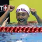 Perenang Tiongkok Liu Xiang meraih medali emas nomor 50 meter gaya punggung putri Asian Games 2018 di Stadion Akuatik Gelora Bung Karno, Jakarta, Selasa (21/8/2018). (AP Photo/Lee Jin-man)