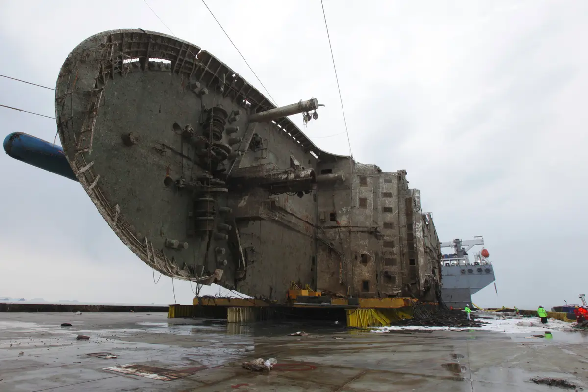 Begini Kondisi Kapal Feri Sewol yang Berhasil Diangkat