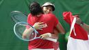 Ganda putri Indonesia, Beatrice Gumulya / Jessie Rompies, merayakan gelar juara usai mengalahkan wakil Thailand pada laga final SEA Games 2019 di Tennis Court Rizal Memorial Sports Complex, Manila Sabtu (7/12). Indonesia menang dengan skor 6-3 dan 6-3. (Bola.com/ M Iqbal Ichsan)