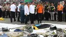 Presiden RI, Joko Widodo (kedua kanan depan) melihat barang yang diduga milik penumpang pesawat Lion Air JT 610 di Pelabuhan JICT 2, Jakarta, Selasa (30/10). Sejumlah barang ditemukan petugas dalam operasi pencarian. (Liputan6.com/Helmi Fithriansyah)