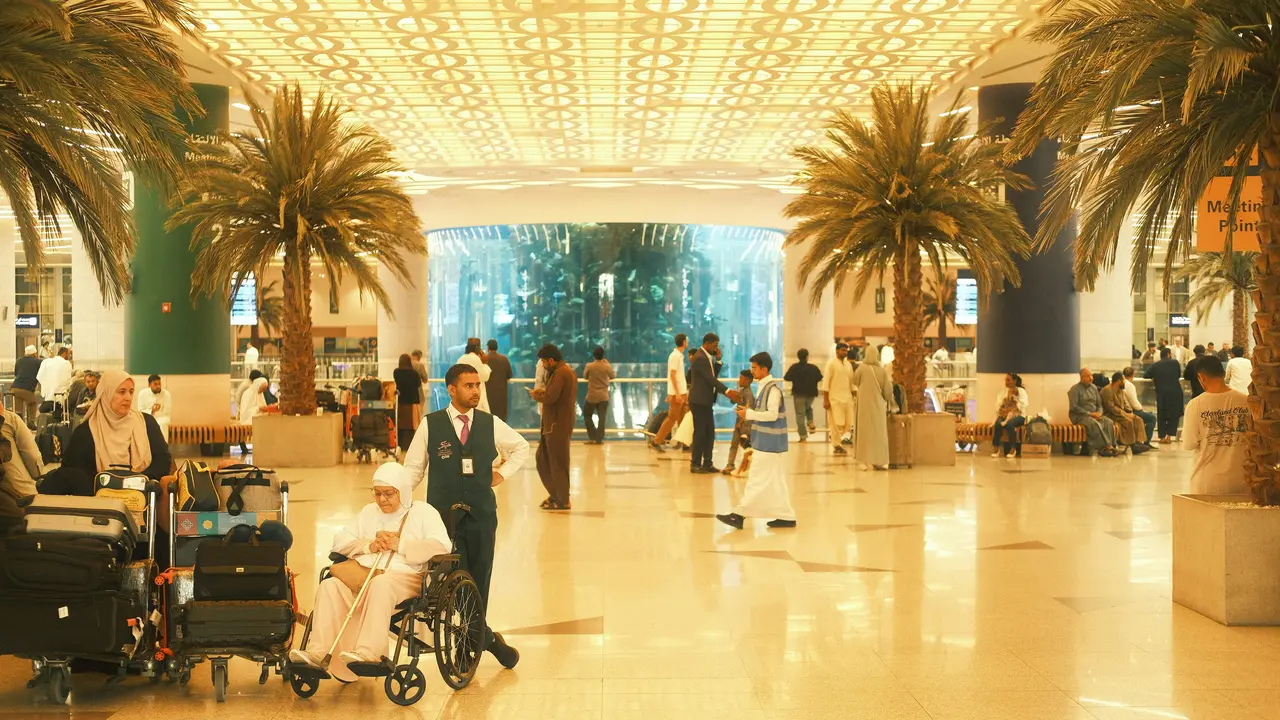 Ilustrasi jemaah umrah di Bandara Jeddah terkait dampak gangguan penerbangan dari Bandara Riyadh.