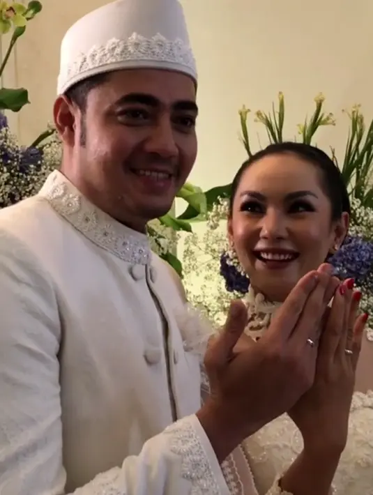 Dengan sekali tarikan napas, Hendrayan langsung mengucapkan ijab kabul. Meski sedikit terlihat tegang, akhirnya bernapas lega setelah dinyatakan sah. Terlihat Kalina menghela nafas dan bersyukur setelah dinyatakan sah oleh saksi. (Instagram/alvinadam1)