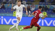 Striker timnas Italia, Ciro Immobile mencetak gol kedua timnya ke gawang Turki pada laga pertama grup A Euro 2020 /2021 yang berlangsung di stadion Olimpico Roma, Sabtu (12/6/2021). Timnas Italia berhasil menang 3-0 atas Turki. (Alfredo Falcone/LaPresse via AP)