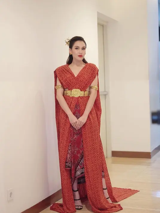 Penampilan anggun Ayu Ting Ting saat mengenakan dress @erasoekamto. Dress hadir dengan tampilan menyilang membentuk cape, yang dipermanis dengan aksesori seperti belt dan gelang emas, yang memberi kesan ningrat pada penampilan pedangdut itu. [@ayutingting92]