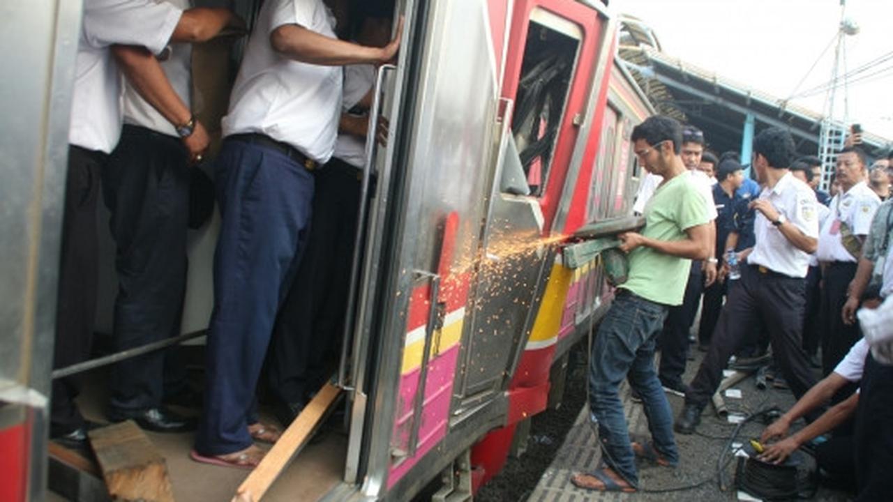 Proses evakuasi masinis terjepit kabin akibat tabrakan KRL di Juanda