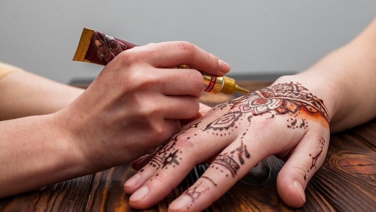 Ilustrasi Pakai Henna