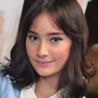 Hampir dua bulan Tatjana Saphira berada di Belanda untuk syuting Negeri van Oranje. Tak ia sadari pulang dari negeri kincir angin bobotnya naik 8 Kilogram