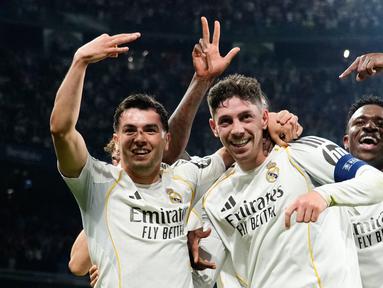 Pemain Real Madrid merayakan gol yang dicetak oleh Federico Valverde ke gawang Manchester City pada laga leg pertama babak 16 besar Liga Champions di Stadion Santiago Bernabeu (12/3/2026). (AP Photo/Jose Breton)