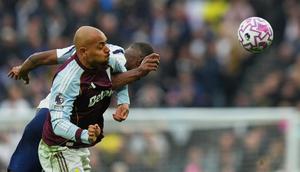 Donyell Malen dari Aston Villa berebut bola dengan Djed Spence dari Tottenham dalam pertandingan Premier League antara Tottenham Hotspur dan Aston Villa di London, Minggu, 19 Oktober 2025. (AP Photo/Joanna Chan)&nbsp;&nbsp;&nbsp;
