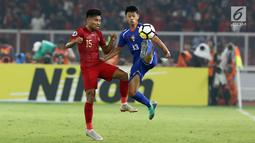 Pemain Timnas Indonesia U-19, Saddil Ramdani (kiri) berebut bola dengan pemain Chinnese Taipei, Chiu Po Jui saat laga penyisihan Grup A Piala AFC U-19 2018 di Stadion GBK, Jakarta, Kamis (18/10). Indonesia unggul 3-1. (Liputan6.com/Helmi Fithriansyah)