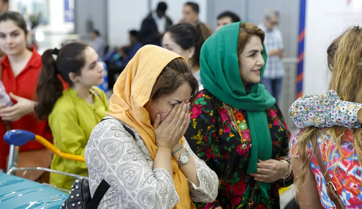 Begitu tiba di Prancis, mereka akan didaftarkan sebagai pencari suaka dan diberi tempat tinggal sementara permohonan status pengungsi mereka dipertimbangkan. (Geoffroy VAN DER HASSELT / AFP)