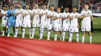 Para pemain starting XI Timnas Indonesia berbaris menyanyikan lagu kebangsaan Indonesia Raya sebelum dimulainya laga kedua Grup D Piala Asia 2023 menghadapi Vietnam di Abdullah Bin Khalifa Stadium, Doha, Qatar, Jumat (19/1/2024). (AP Photo/Hussein Sayed)