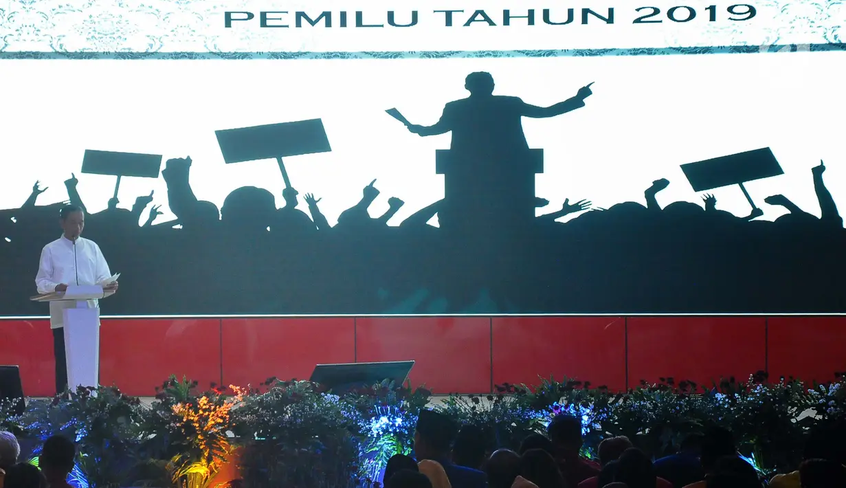 Calon presiden petahana, Joko Widodo memberikan sambutan saat menghadiri pelantikan dan konsolidasi tim kampanye daerah di Panti Marhaen, Kantor DPD PDIP Semarang, Sabtu (20/10). Jokowi melakukan kunjungan di Semarang selama dua hari (Liputan6.com/Gholib)