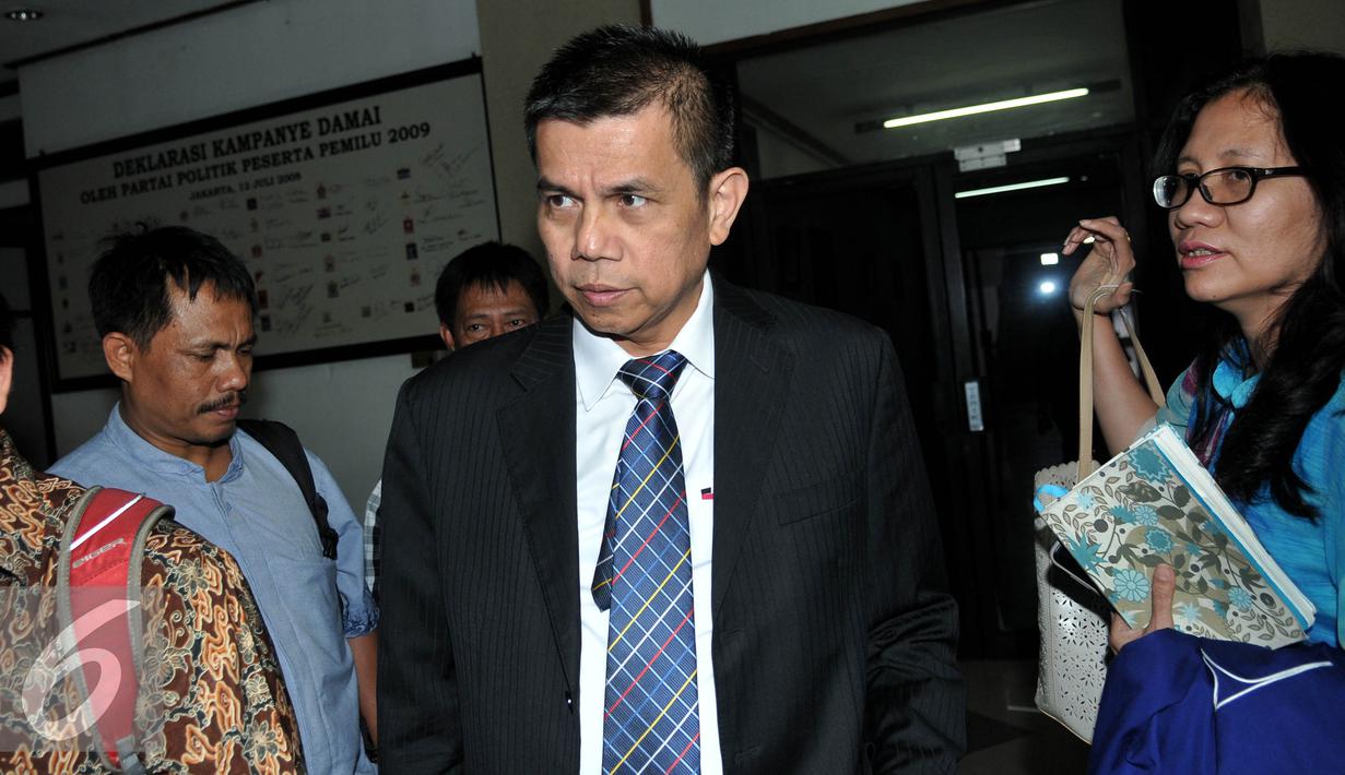 Sekjen Partai Demokrat, Hinca Panjaitan usai melakukan pertemuan dengan Komisioner KPU, Jakarta, Selasa (1/9/2015).  Kedatangan mereka terkait penolakan KPU Surabaya atas calon Walikota yang mereka usung. (Liputan6.com/Johan Tallo)