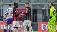 Frenck Kessie diberi semangat usai cetak gol penalti oleh Ante Rebic (AFP)