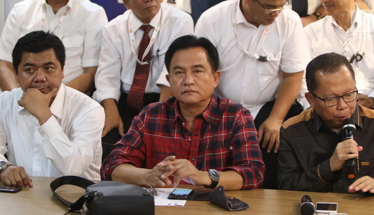 Wakil Ketua Bidang Hukum TKN Arsul Sani (kanan) memberi keterangan di Jakarta, Senin (17/6/2019). Dalam petitumnya, Tim Hukum Joko Widodo-Ma’ruf Amin meminta Mahkamah Konstitusi (MK) untuk menolak permohonan kubu Prabowo-Sandiaga. (Liputan6.com/Angga Yuniar)