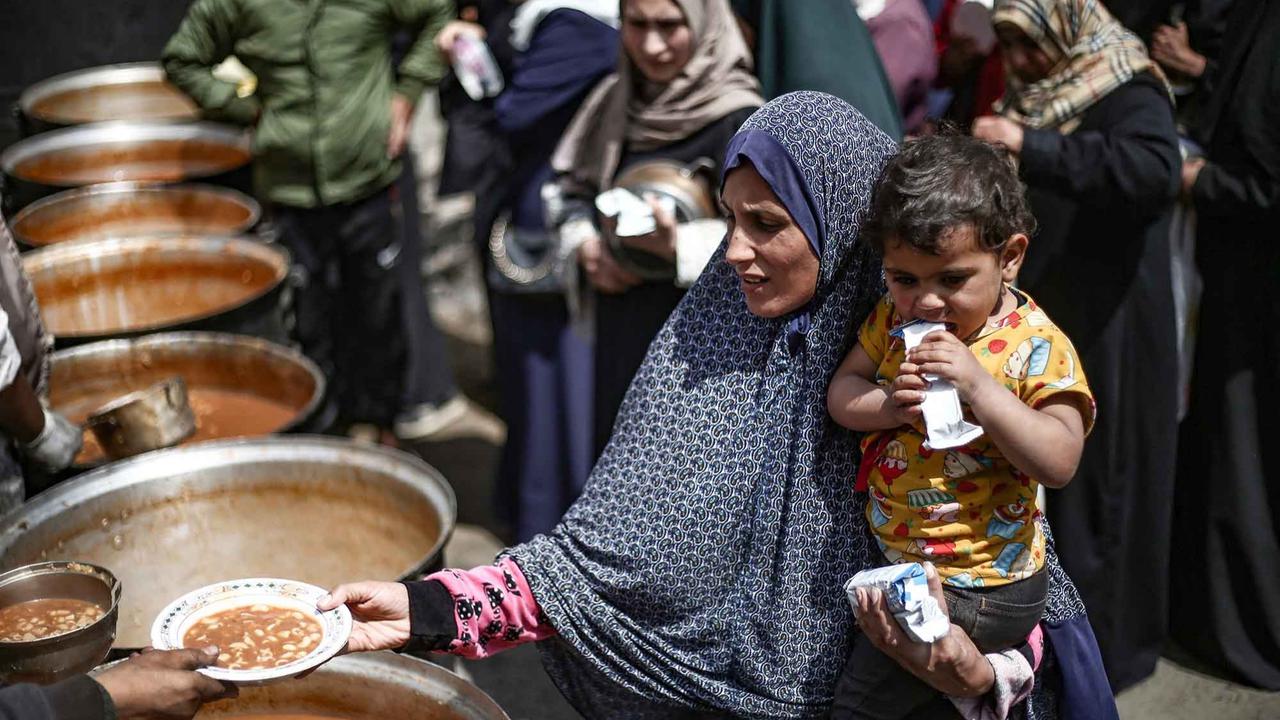 FOTO: Pilu! Ratusan Anak Gaza Kelaparan Mengantri Makanan