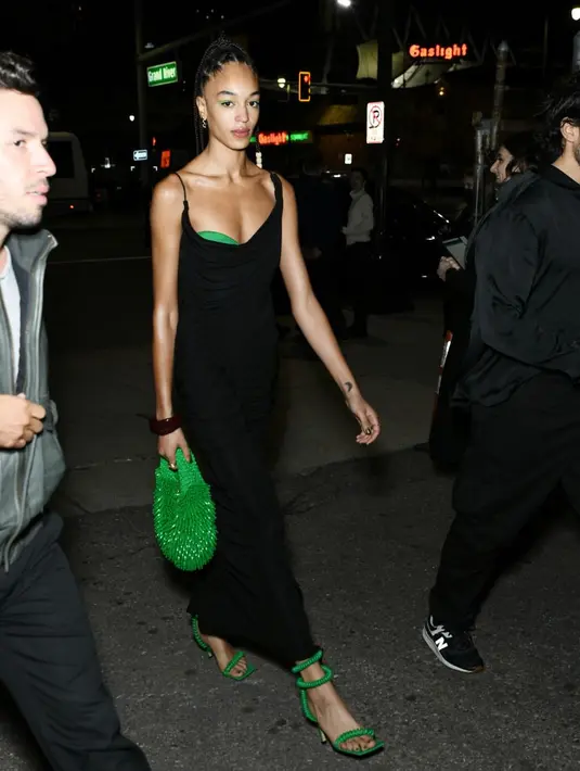 Sementara itu, pengaruh pakaian kerja Detroit juga menginspirasi jaket abu-abu yang dilengkapi hoodie ekstra mirip mantel hazmat. (Foto: Dok. Bottega Veneta)