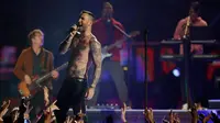 Vokalis Maroon 5 Adam Levine saat tampil memeriahkan pertandingan antara Los Angeles Rams dan New England Patriots dalam Super Bowl LIII di Atlanta, Georgia, AS, Minggu (3/2). (AP Photo/Jeff Roberson)